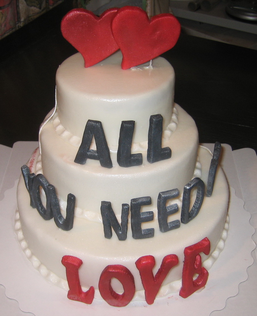 Белый свадебный торт All you need is love